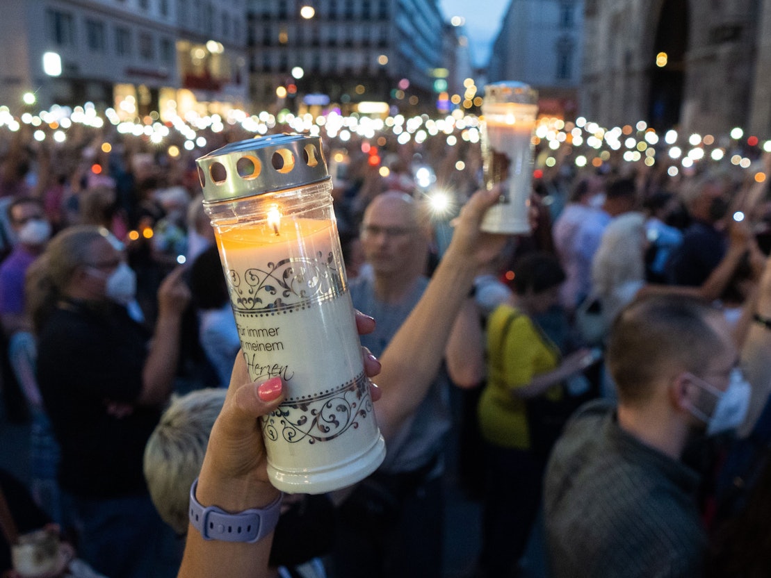 dpatopbilder - 01.08.2022, Österreich, Wien: Eine große Menschenmenge nimmt an der Gedenkveranstaltung der Initiative #YesWeCare im Andenken an die oberösterreichische Ärztin Lisa-Maria Kellermayr Stephansplatz teil. Der Tod von Lisa-Maria Kellermayr, die zuletzt wegen Morddrohungen aus der Szene der Impfgegner ihre Praxis geschlossen hat, hat tiefe Betroffenheit ausgelöst. Foto: Georg Hochmuth/APA/dpa +++ dpa-Bildfunk +++