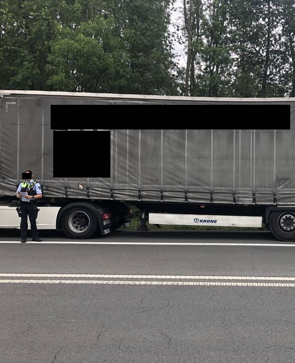 Das Foto zeigt den Lkw, bei dem der Hauptrahmen der Achse angerissen ist.