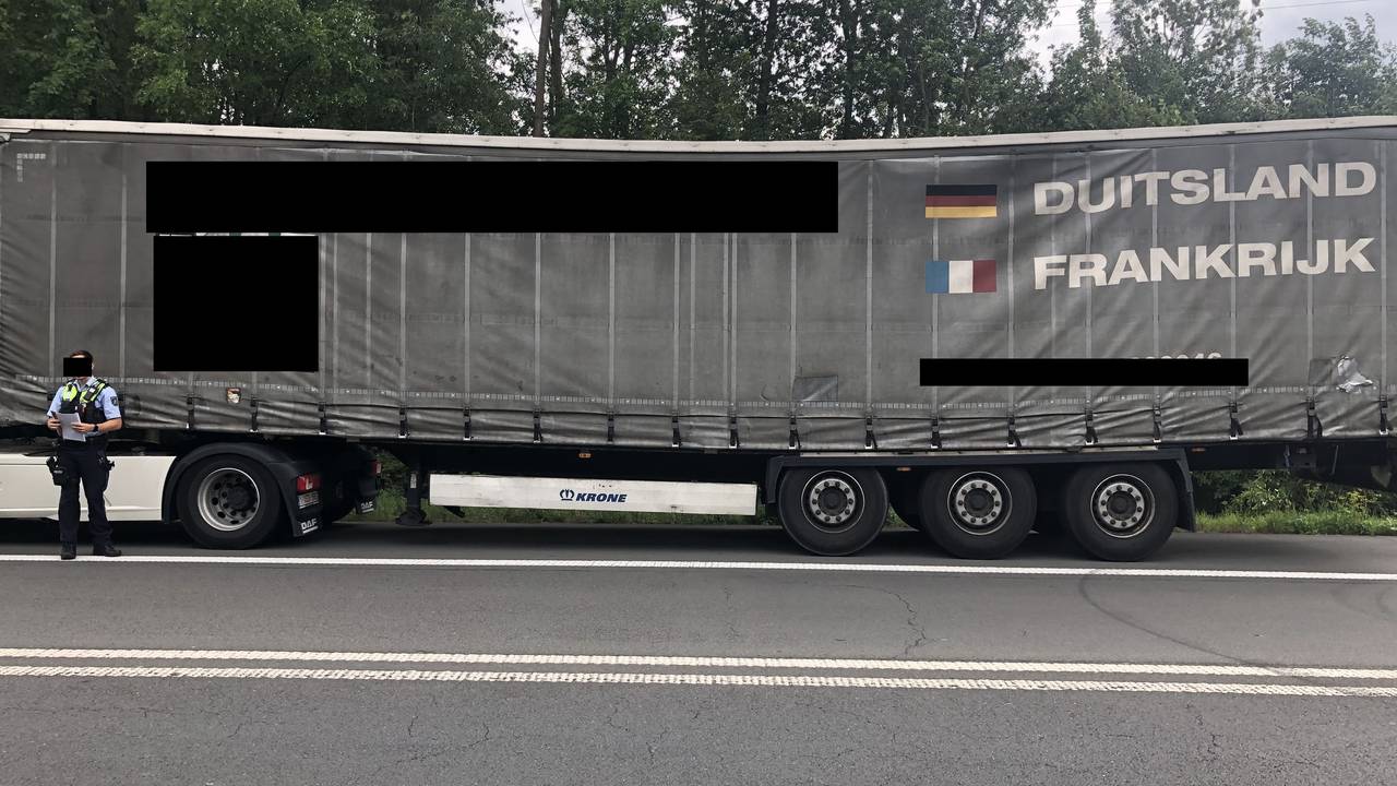Das Foto zeigt den Lkw, bei dem der Hauptrahmen der Achse angerissen ist.