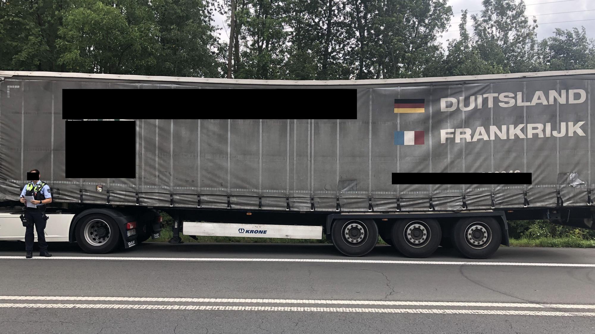 Das Foto zeigt den Lkw, bei dem der Hauptrahmen der Achse angerissen ist.