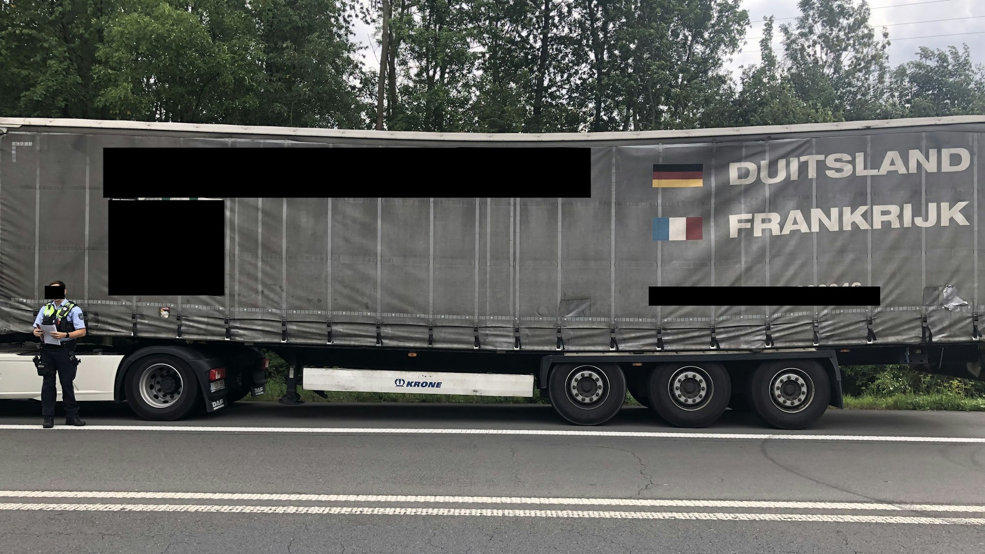 Das Foto zeigt den Lkw, bei dem der Hauptrahmen der Achse angerissen ist.