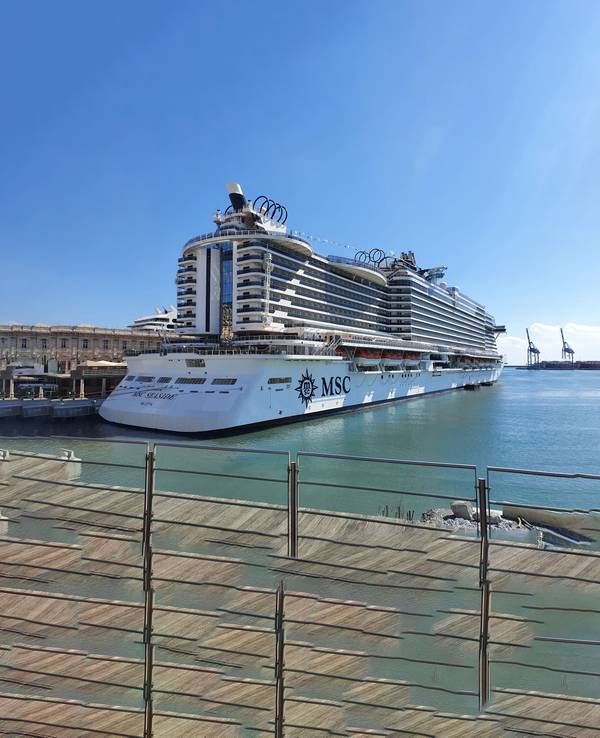 Die MSC Seaside liegt in einem Mittelmeerhafen vor Anker.