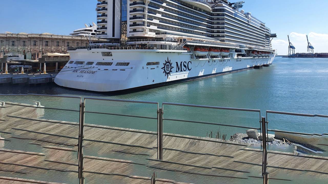 Die MSC Seaside liegt in einem Mittelmeerhafen vor Anker.