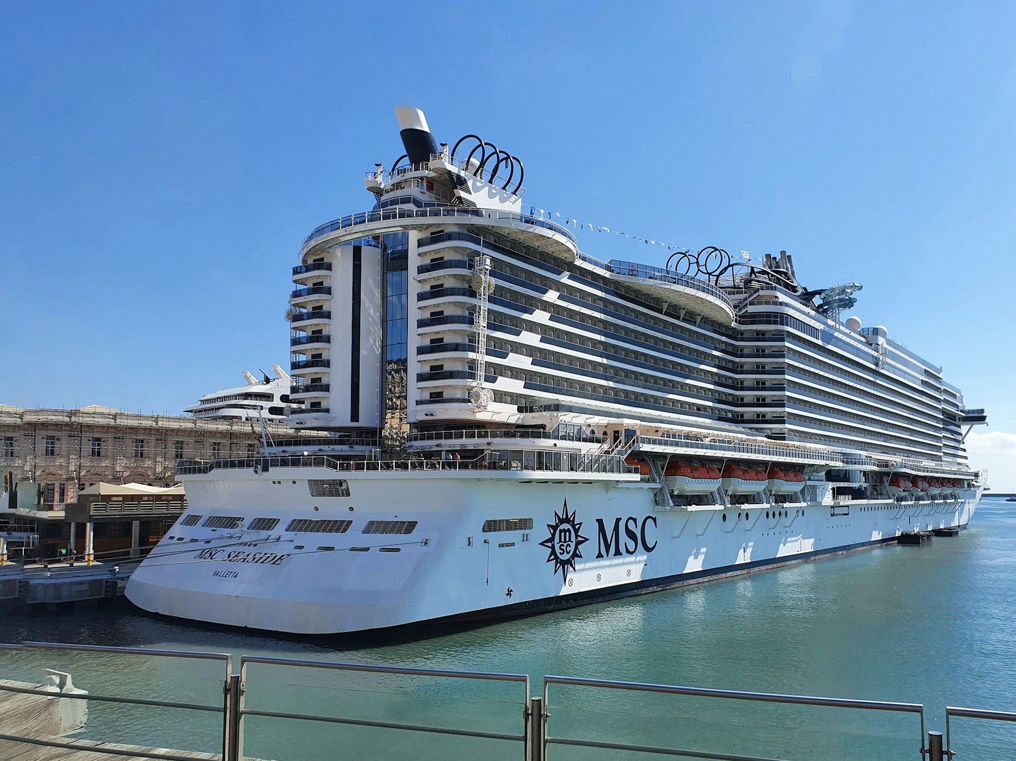 Die MSC Seaside liegt in einem Mittelmeerhafen vor Anker.