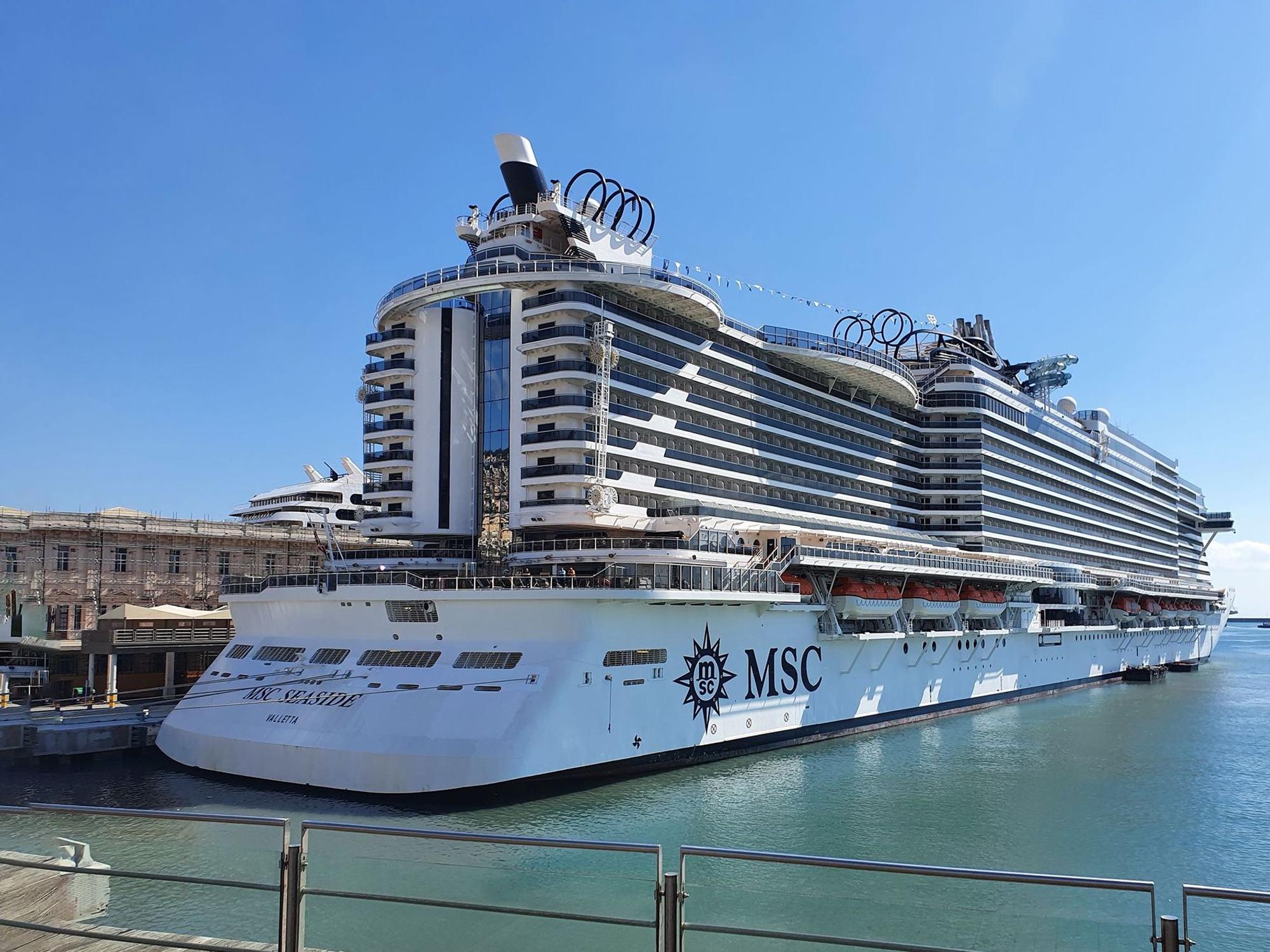 Die MSC Seaside liegt in einem Mittelmeerhafen vor Anker.