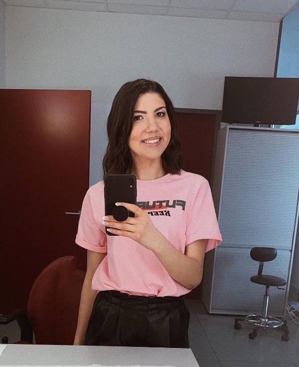 Amira Tröger, hier auf einem Instagram-Selfie vom Januar 2020, heizte den Sat.1-Zuschauern auf Instagram ein.