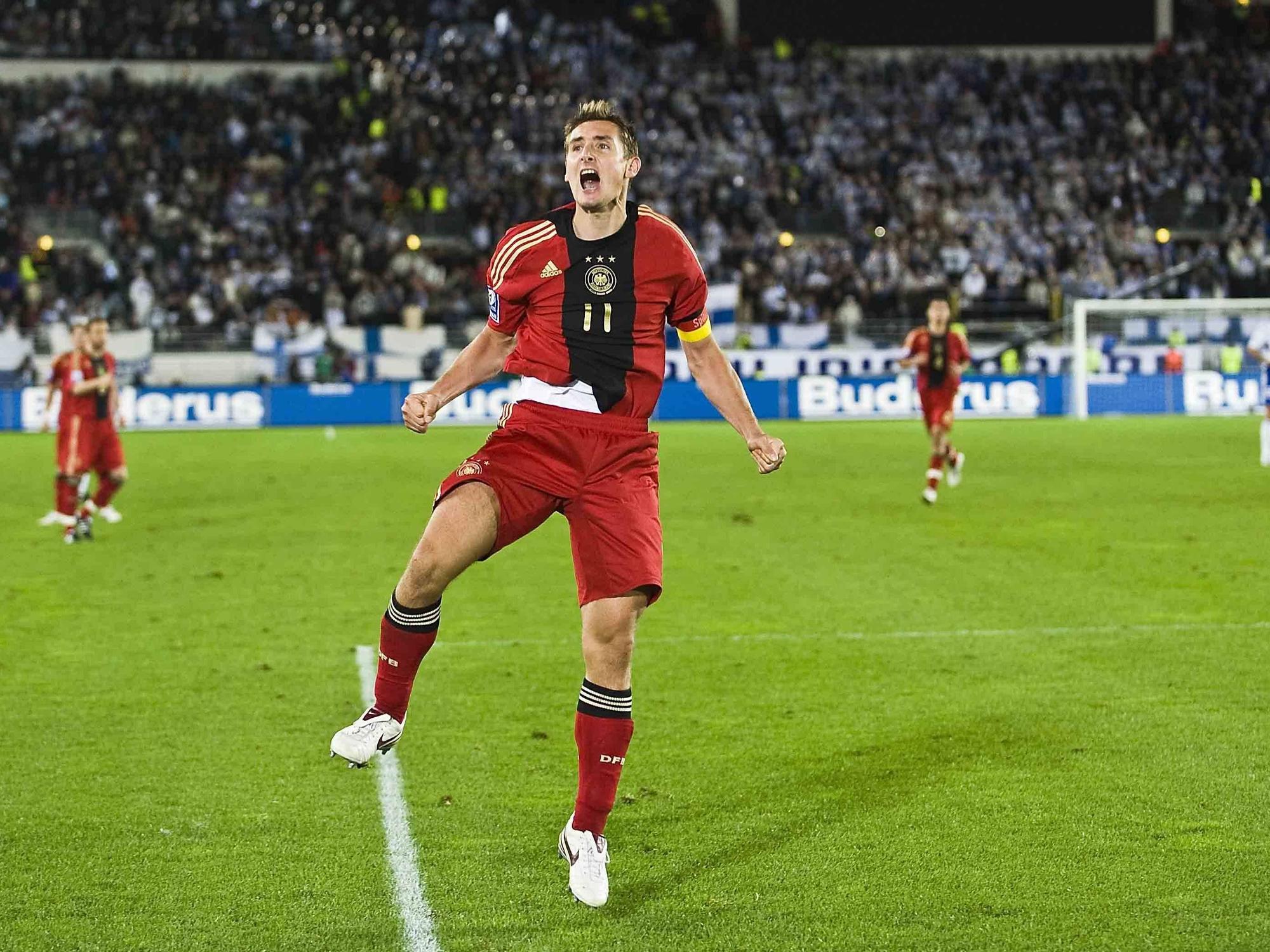 Miroslav Klose jubelt nach seinem Treffer.