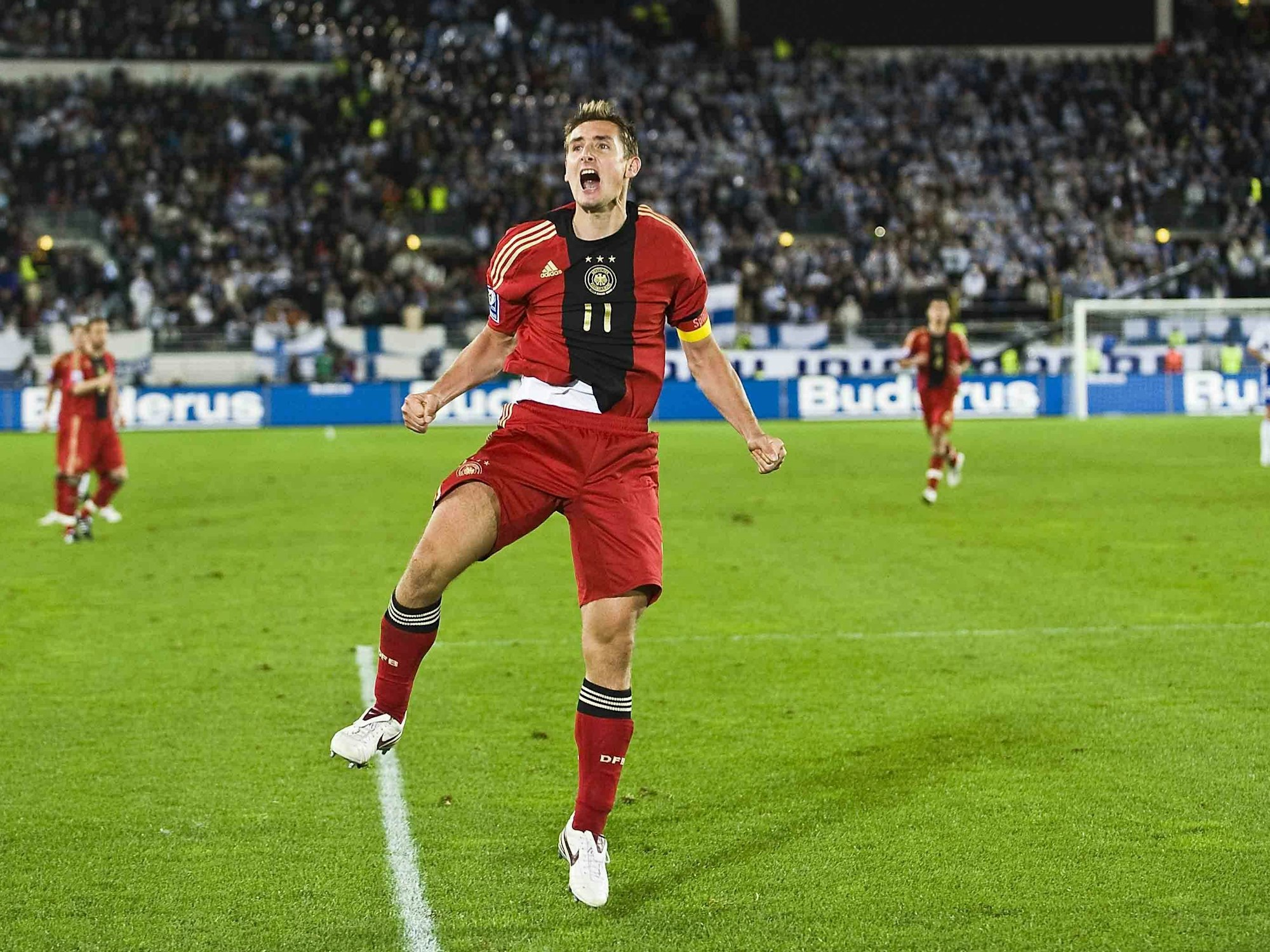 Miroslav Klose jubelt nach seinem Treffer.