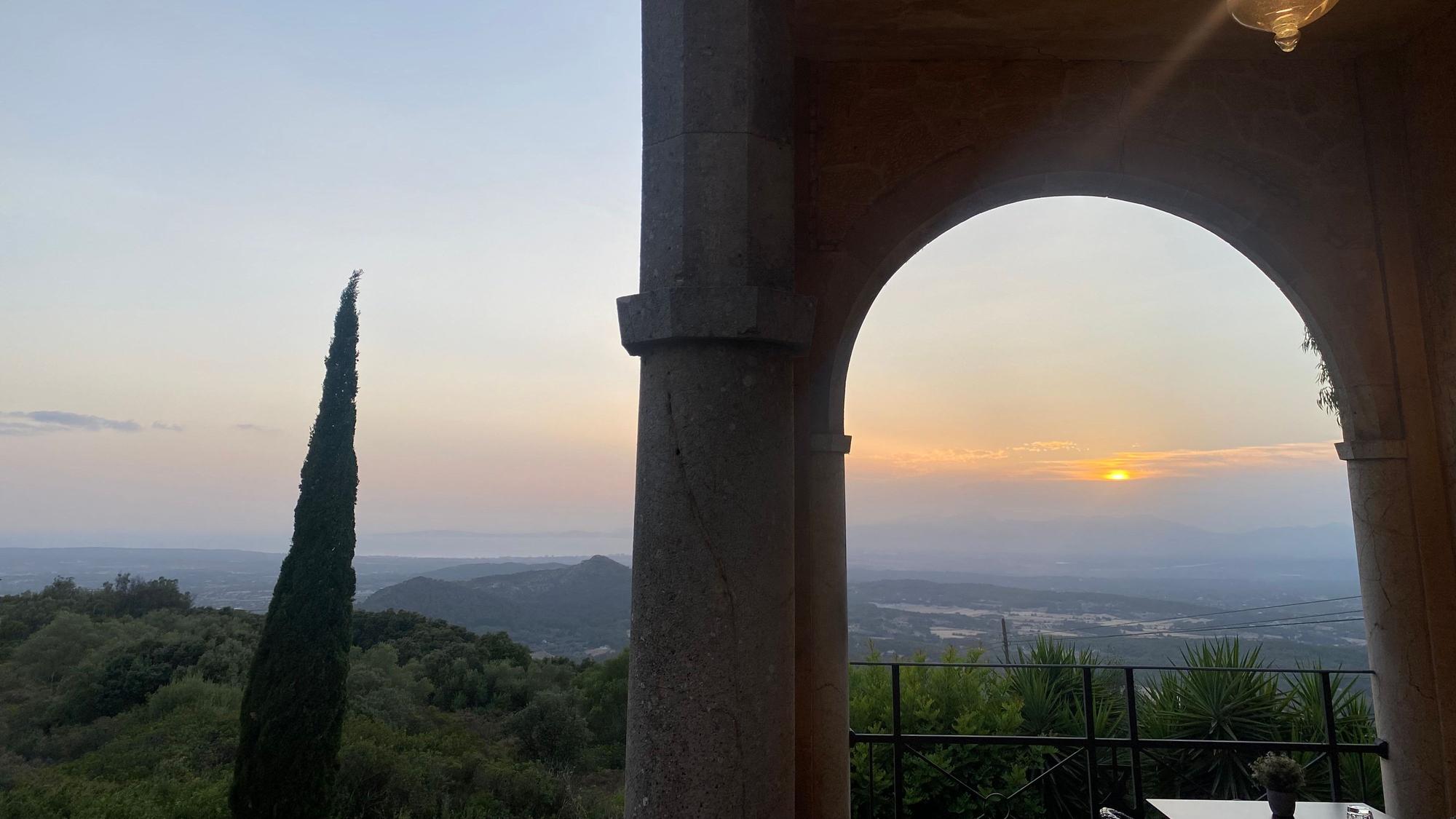 Ein malerisches Bild der untergehenden Sonne auf Mallorca, aufgenommen am Kloster Randa am 26. Juli 2022.