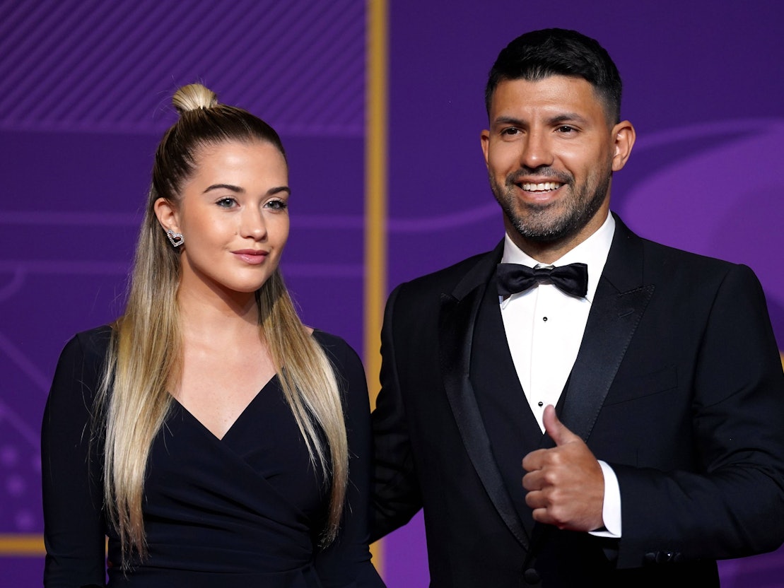 Der ehemalige argentinische Fußballer Kun Agüero (r.) mit seiner Frau Sofía Calzetti bei der Auslosung zur Gruppenphase der WM 2022 in Katar.