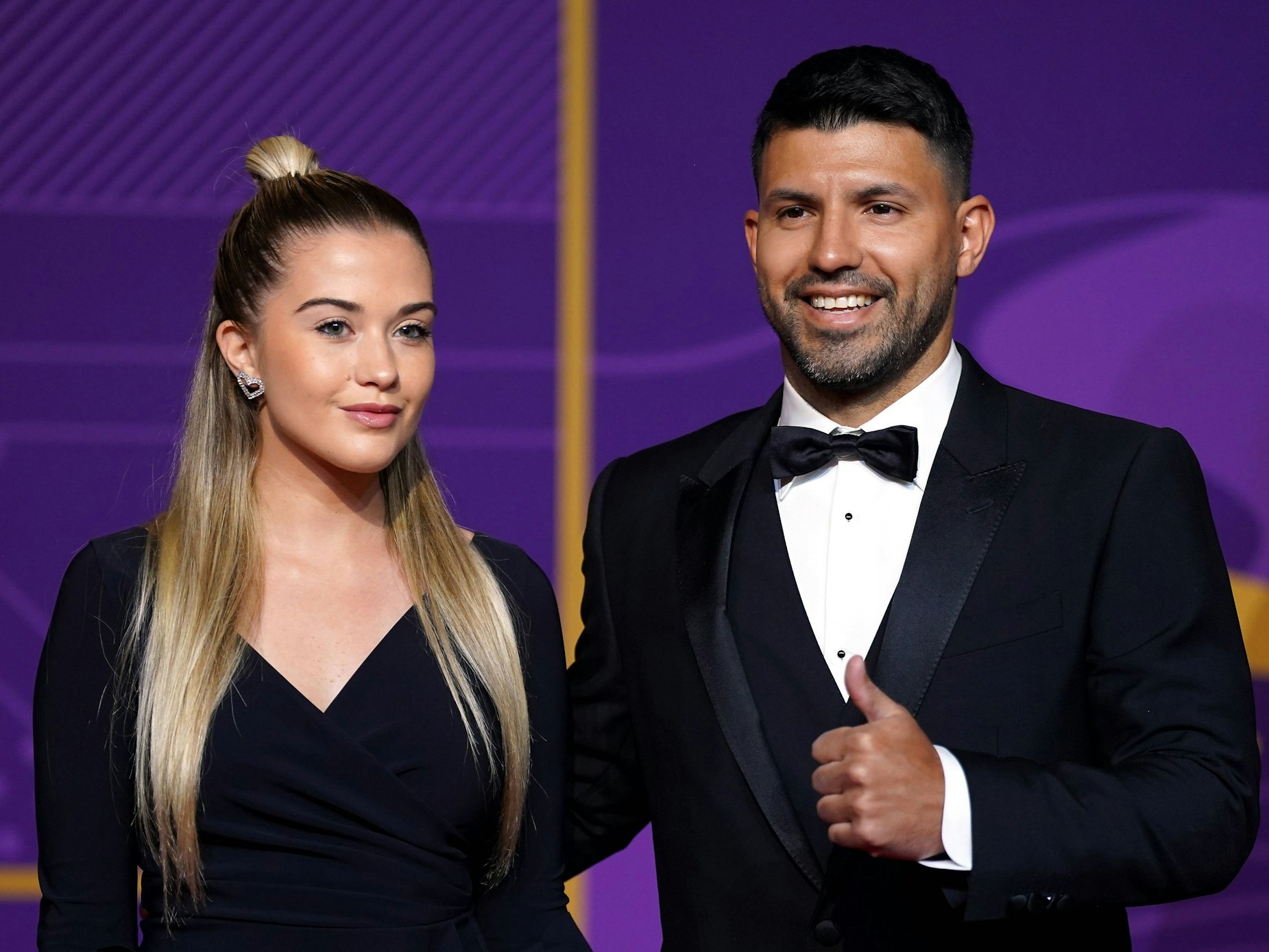 Der ehemalige argentinische Fußballer Kun Agüero (r.) mit seiner Frau Sofía Calzetti bei der Auslosung zur Gruppenphase der WM 2022 in Katar.