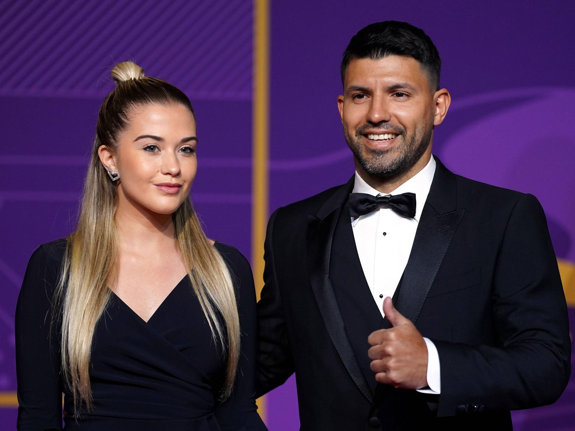 Der ehemalige argentinische Fußballer Kun Agüero (r.) mit seiner Frau Sofía Calzetti bei der Auslosung zur Gruppenphase der WM 2022 in Katar.