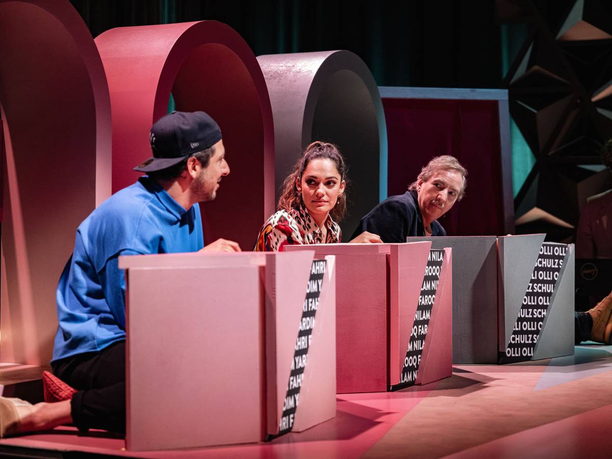 Olli Schulz sorgte bei „Wer stiehlt mir die Show?“ am 2. August für Verwirrung.: (v.l.n.r.) Fahri Yardim; Nilam Farooq; Olli Schulz
