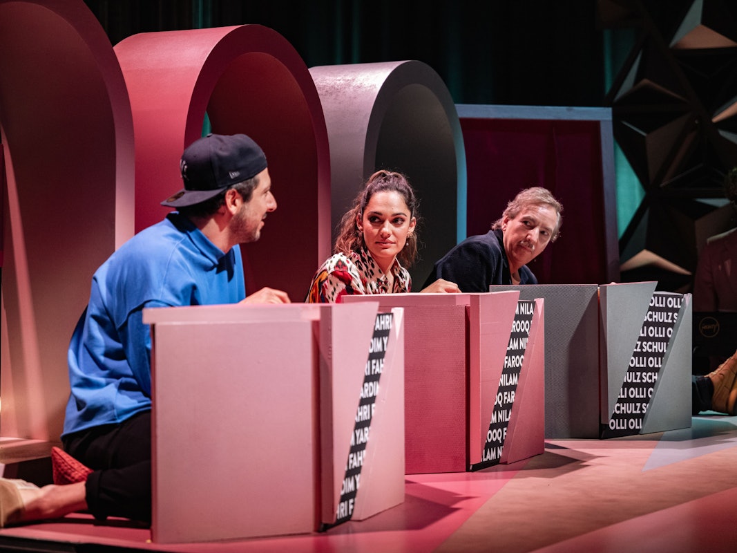 Olli Schulz sorgte bei „Wer stiehlt mir die Show?“ am 2. August für Verwirrung.: (v.l.n.r.) Fahri Yardim; Nilam Farooq; Olli Schulz