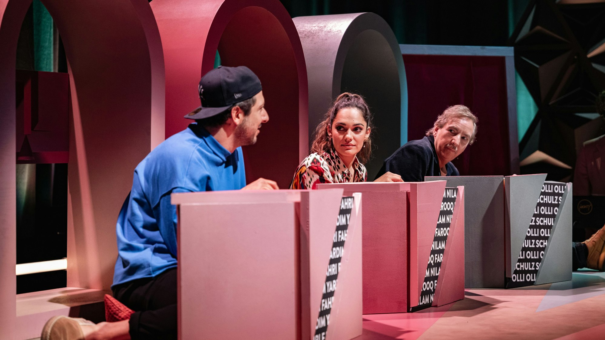 Olli Schulz sorgte bei „Wer stiehlt mir die Show?“ am 2. August für Verwirrung.: (v.l.n.r.) Fahri Yardim; Nilam Farooq; Olli Schulz