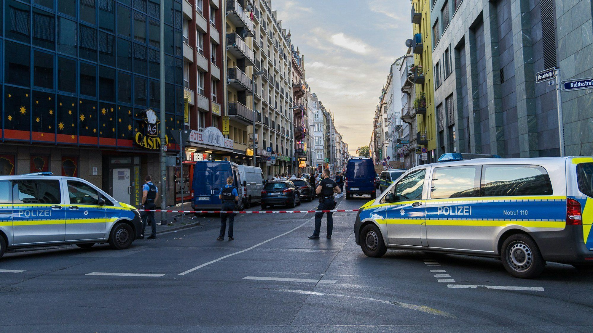 02.08.2022, Hessen, Frankfurt/Main: Polizisten stehen vor einer Absperrung während eines Einsatzes im Bahnhofsviertel (zu dpa: «Junger Mann durch Polizeischuss in Frankfurt am Main tödlich verletzt»). Foto: --/5vision Media /dpa +++ dpa-Bildfunk +++