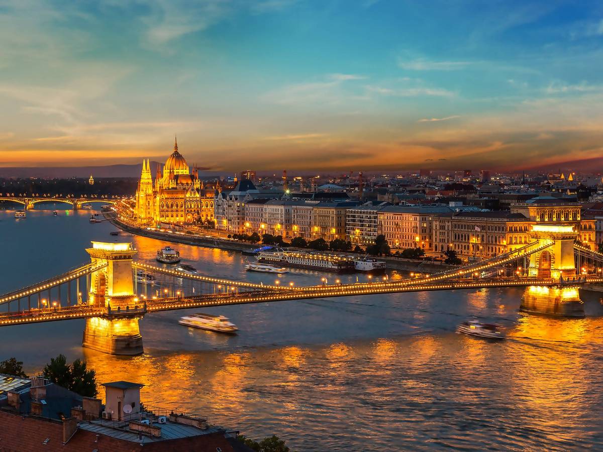 Ein Bild der Skyline von Budapest in Ungarn.