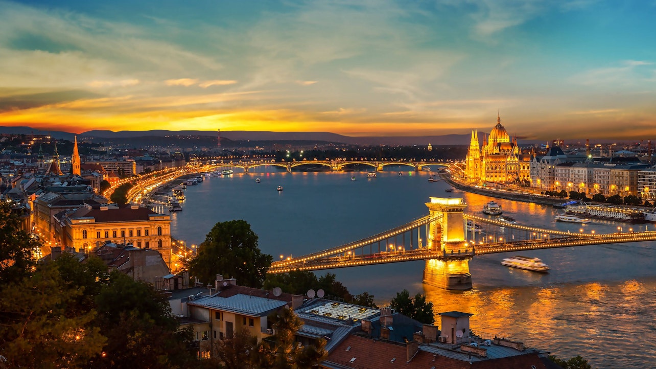 Ein Bild der Skyline von Budapest in Ungarn.