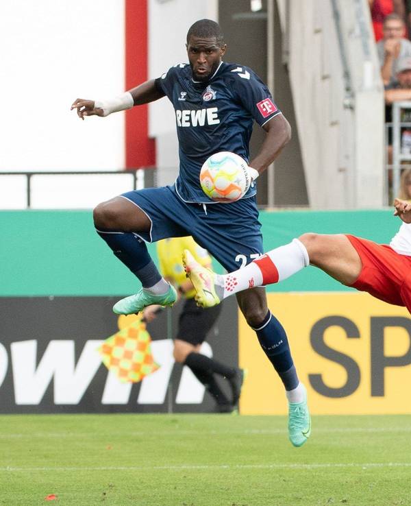 Anthony Modeste (l) vom 1. FC Köln und Leon Guwara vom SSV Jahn Regensburg im Zweikampf um den Ball.