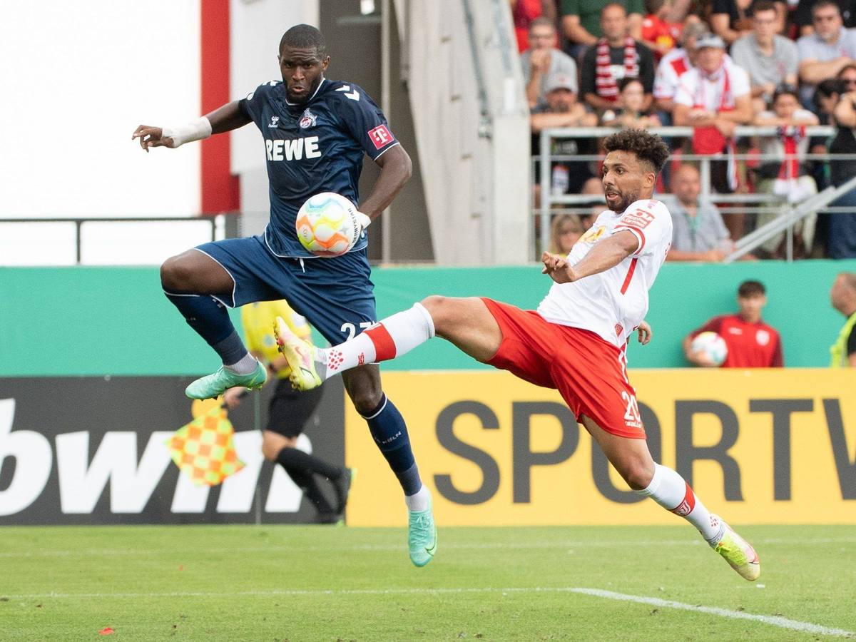 Anthony Modeste (l) vom 1. FC Köln und Leon Guwara vom SSV Jahn Regensburg im Zweikampf um den Ball.