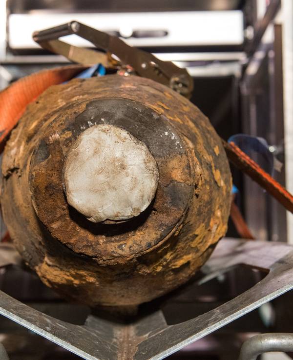 Eine entschärfte Bombe aus dem Weltkrieg ist im Stadtteil Wilhelmsburg in Hamburg auf einem Spezialfahrzeug verladen.