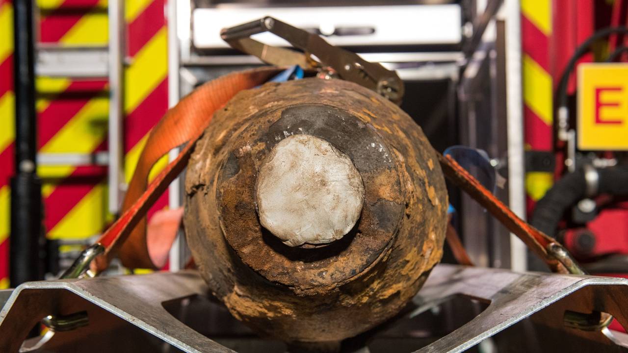 Eine entschärfte Bombe aus dem Weltkrieg ist im Stadtteil Wilhelmsburg in Hamburg auf einem Spezialfahrzeug verladen.
