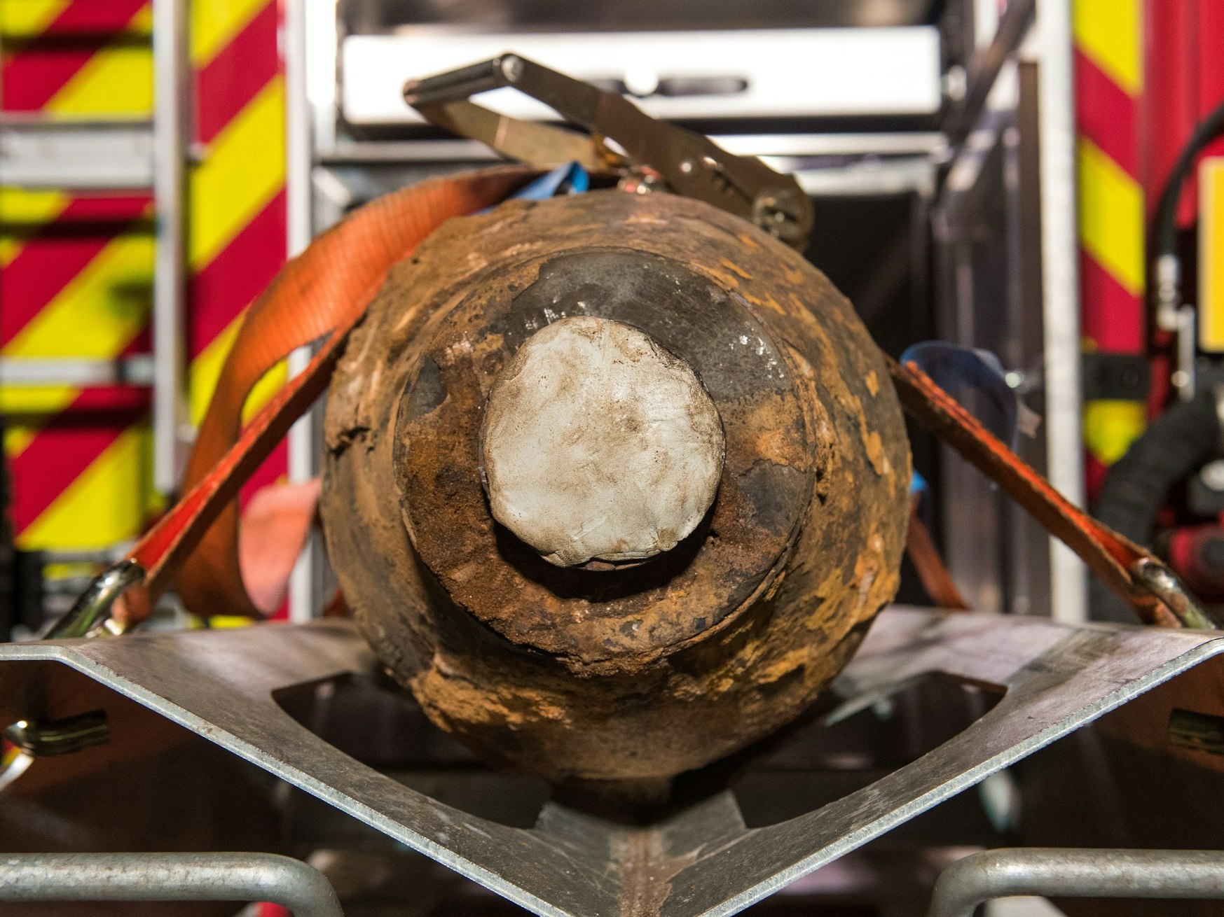 Eine entschärfte Bombe aus dem Weltkrieg ist im Stadtteil Wilhelmsburg in Hamburg auf einem Spezialfahrzeug verladen.