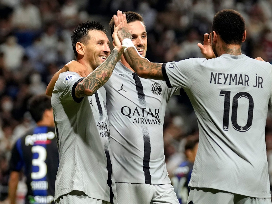 Lionel Messi (l.) feiert ein Tor mit Pablo Sarabia und Neymar.