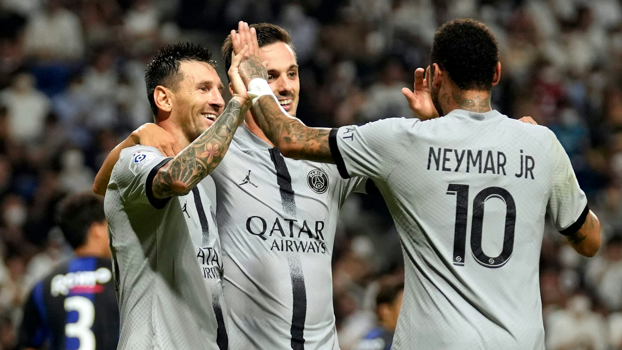 Lionel Messi (l.) feiert ein Tor mit Pablo Sarabia und Neymar.