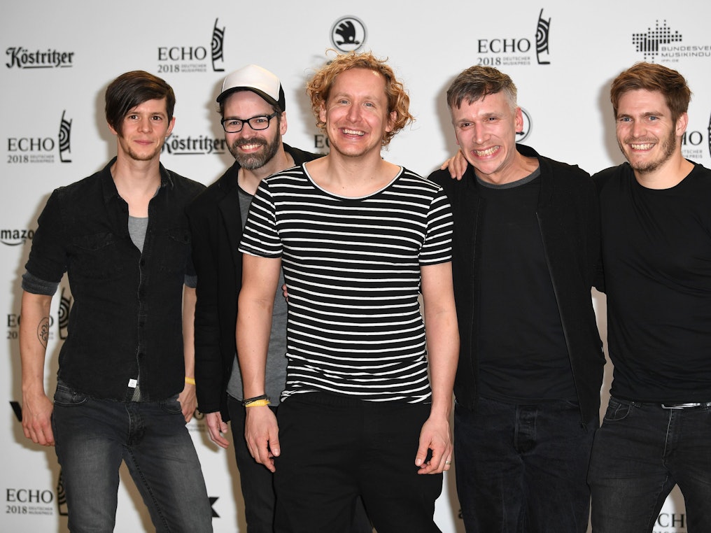 Kasalla bei der Echo-Verleihung 2018 in Berlin. Jetzt hat die Kölsch-Band die „Rudeldiere“-Europa-Tournee abgesagt.