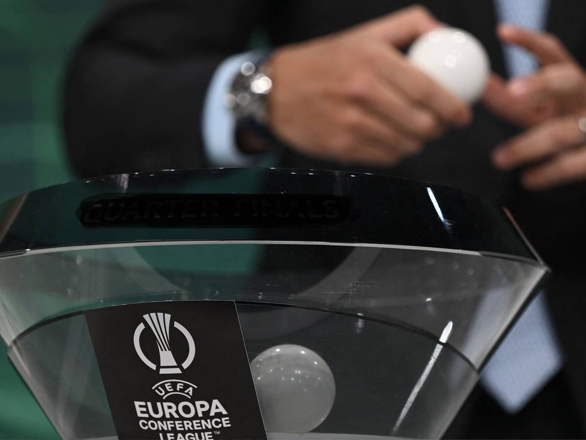 Bei der Auslosung der UEFA Conference League wird eine Loskugel aus dem Topf genommen. Der 1. FC Köln blickt gespannt auf die Auslosung der Playoffs