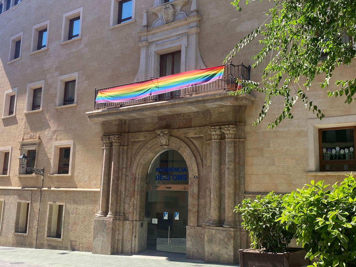 Die Regenbogenflaggen schmücken viele Häuserfassaden in Palma de Mallorca. Das Bild wurde am 10. Juli 2022 aufgenommen.
