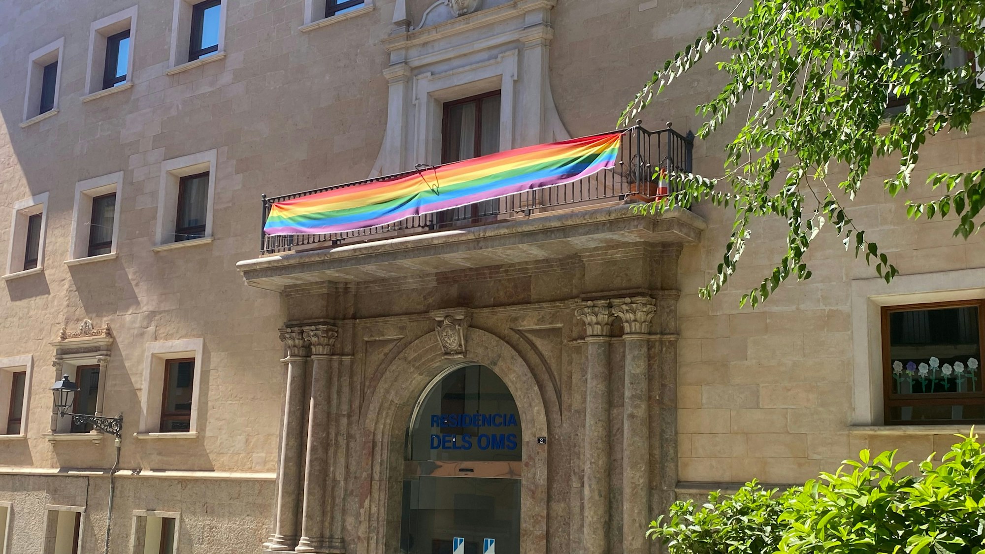 Die Regenbogenflaggen schmücken viele Häuserfassaden in Palma de Mallorca. Das Bild wurde am 10. Juli 2022 aufgenommen.