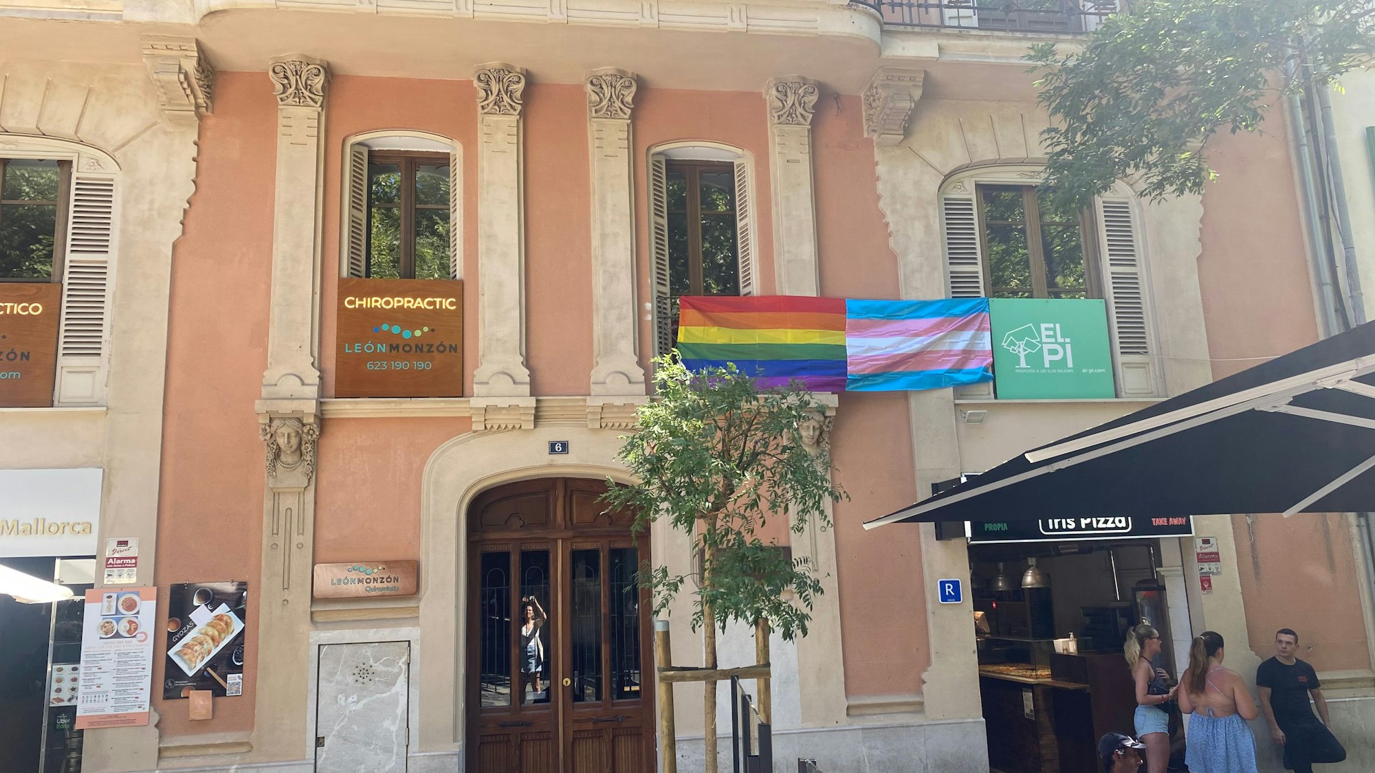 Eine weitere Regenbodenfahne an einer Häuserwand unweit des Plaça d'Espanya in Palma de Mallorca, aufgenommen am 10. Juli 2022.