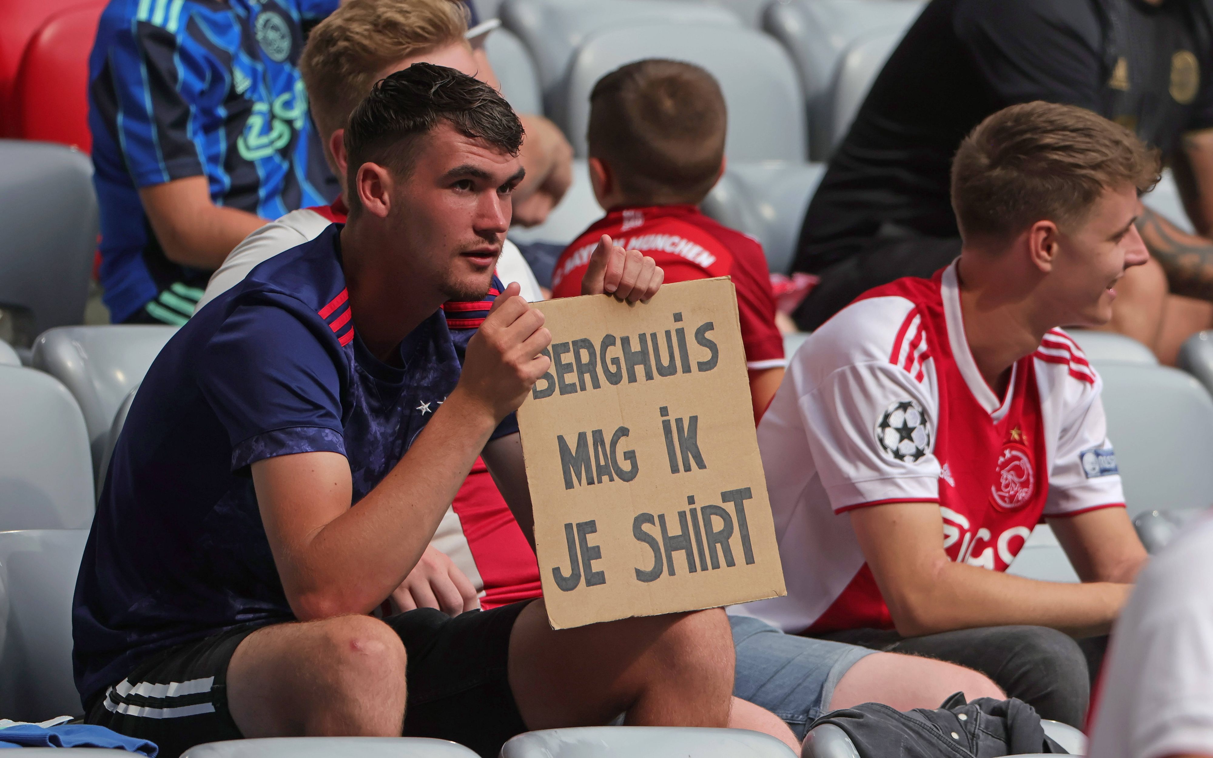 Ein Mann im Stadion hält ein Schild hoch, auf dem in Niederländisch zu lesen ist, dass er das Trikot von Steven Berghuis haben möchte.
