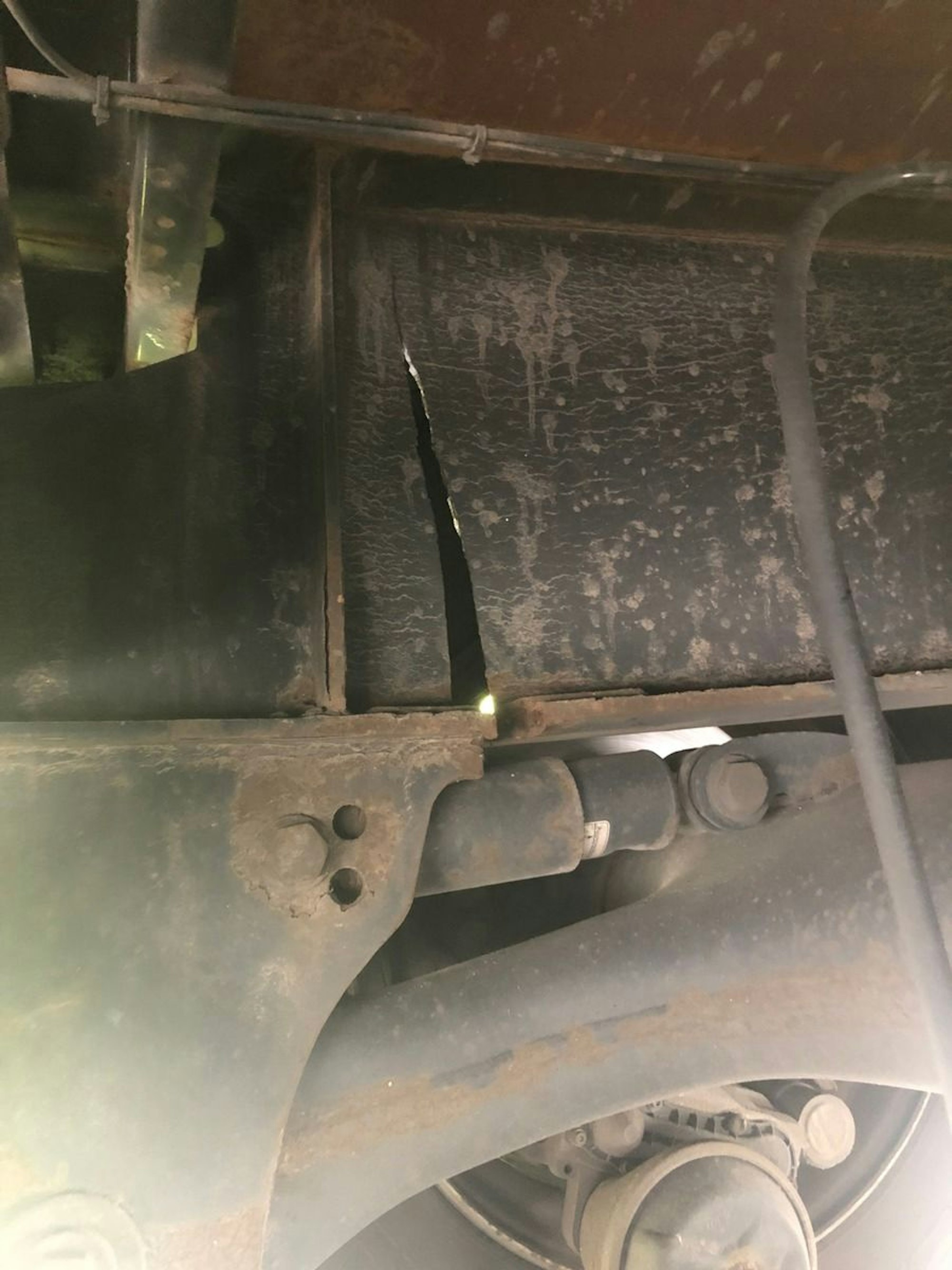 Gebrochener Rahmen des Sattelaufliegers auf der A46 bei Neuss.