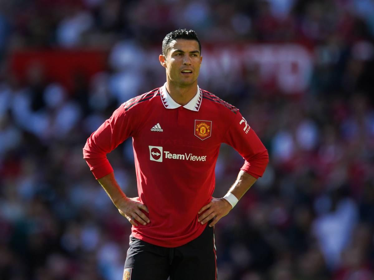 Cristiano Ronaldo von Manchester United steht mit den Händen in den Hüften auf dem Platz.