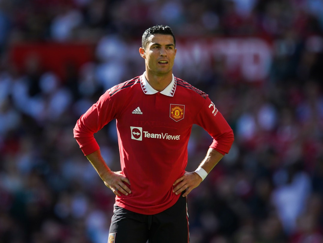 Cristiano Ronaldo von Manchester United steht mit den Händen in den Hüften auf dem Platz.