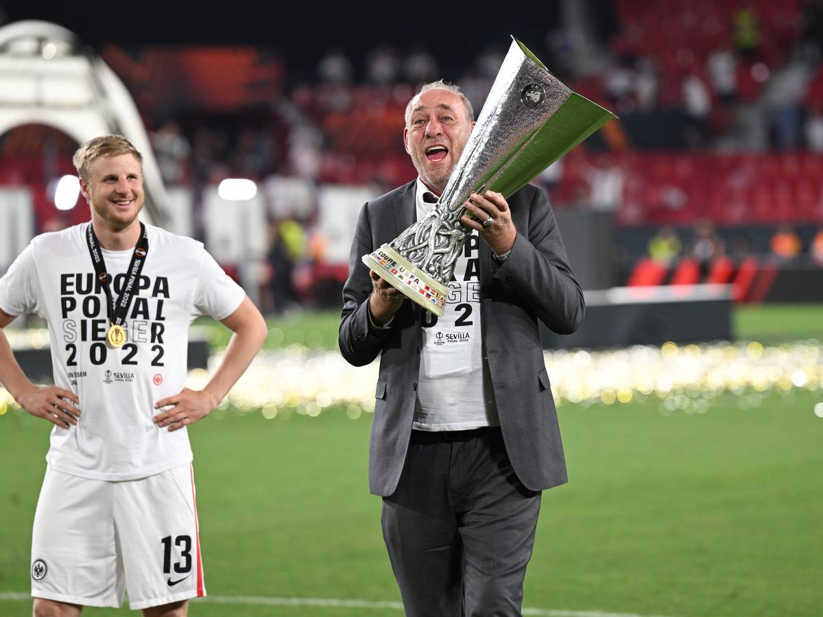 Frankfurts Präsident Peter Fischer und Martin Hinteregger (l) feiern mit dem Pokal.