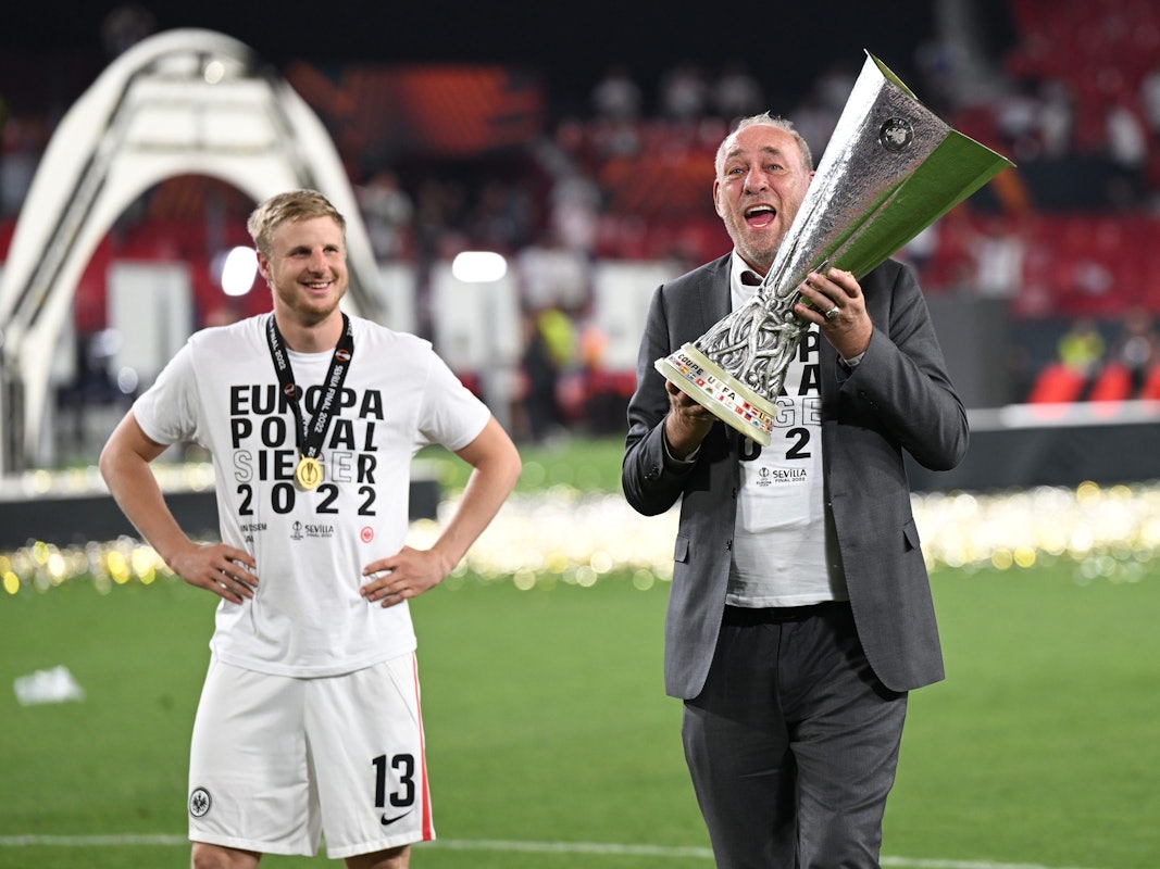 Frankfurts Präsident Peter Fischer und Martin Hinteregger (l) feiern mit dem Pokal.