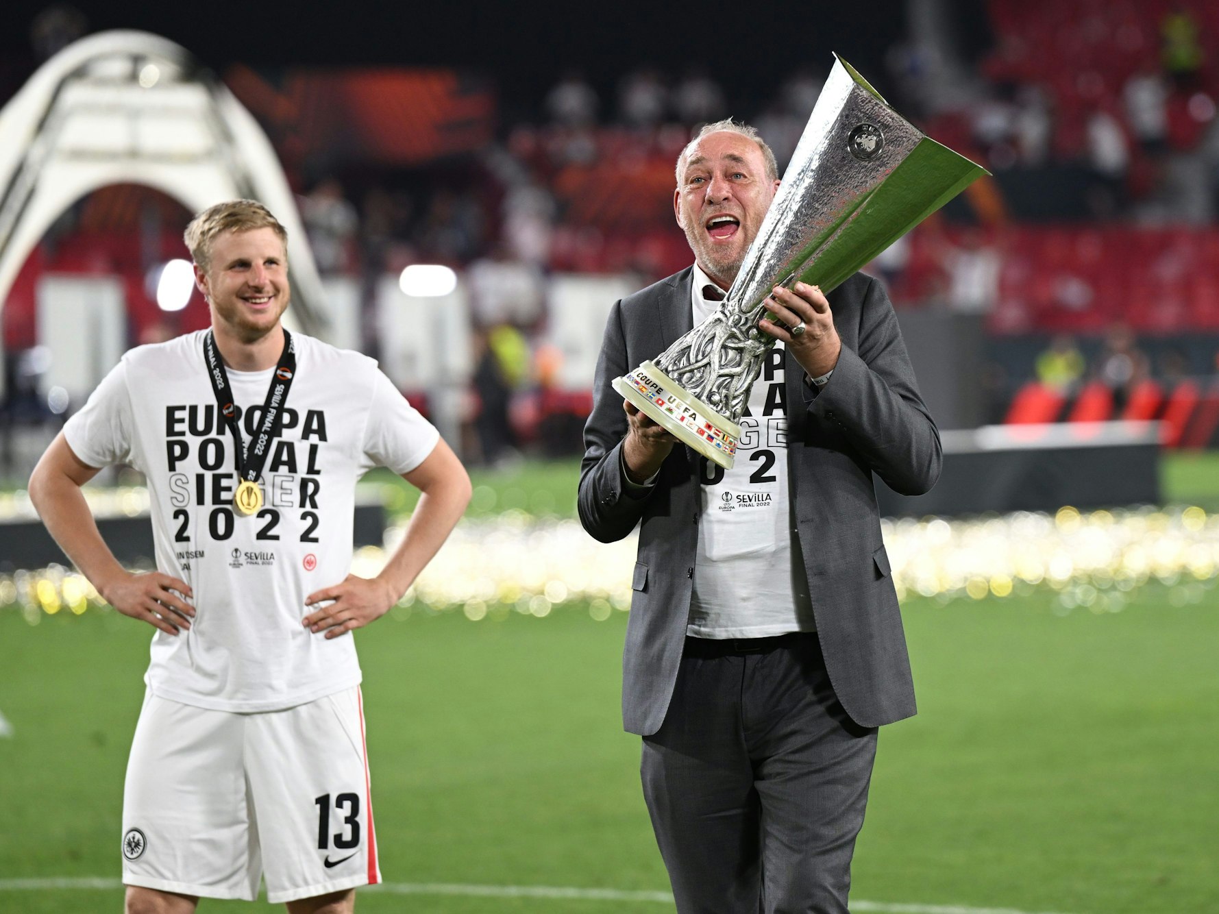 Frankfurts Präsident Peter Fischer und Martin Hinteregger (l) feiern mit dem Pokal.