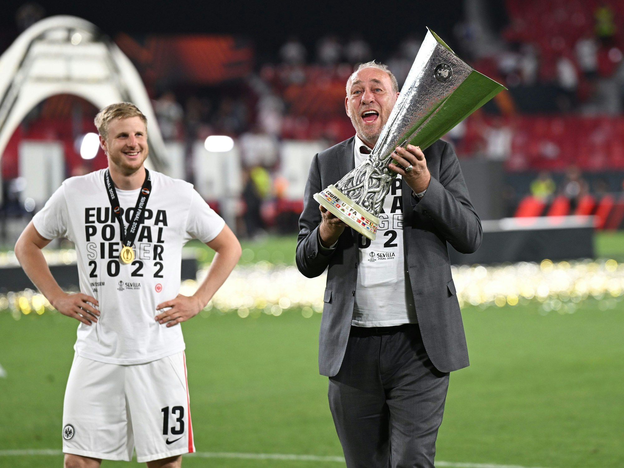 Frankfurts Präsident Peter Fischer und Martin Hinteregger (l) feiern mit dem Pokal.