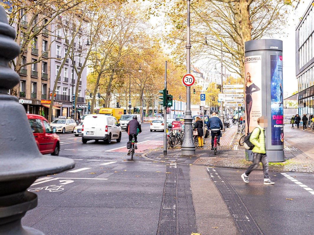 Das Foto zeigt die Kölner Ringe an der Ecke Schaafenstraße.
