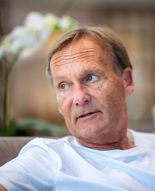 Hans-Joachim Watzke sitzt auf einem Sofa.