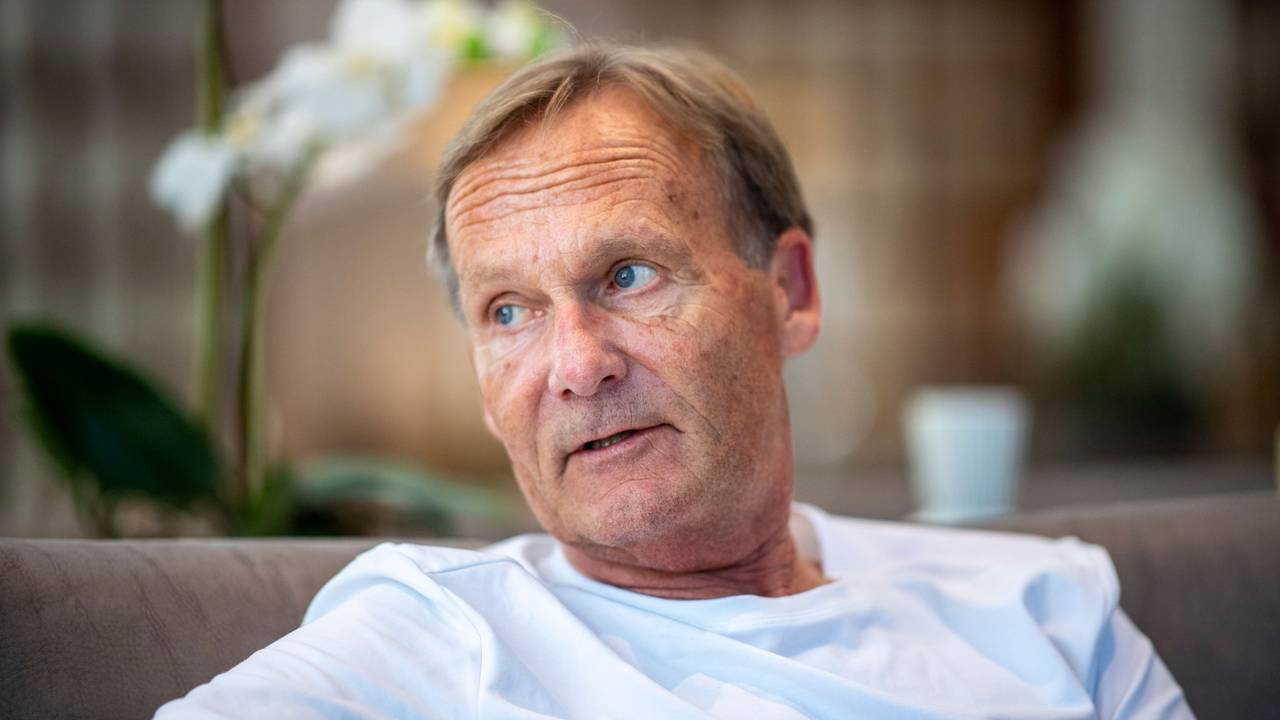 Hans-Joachim Watzke sitzt auf einem Sofa.
