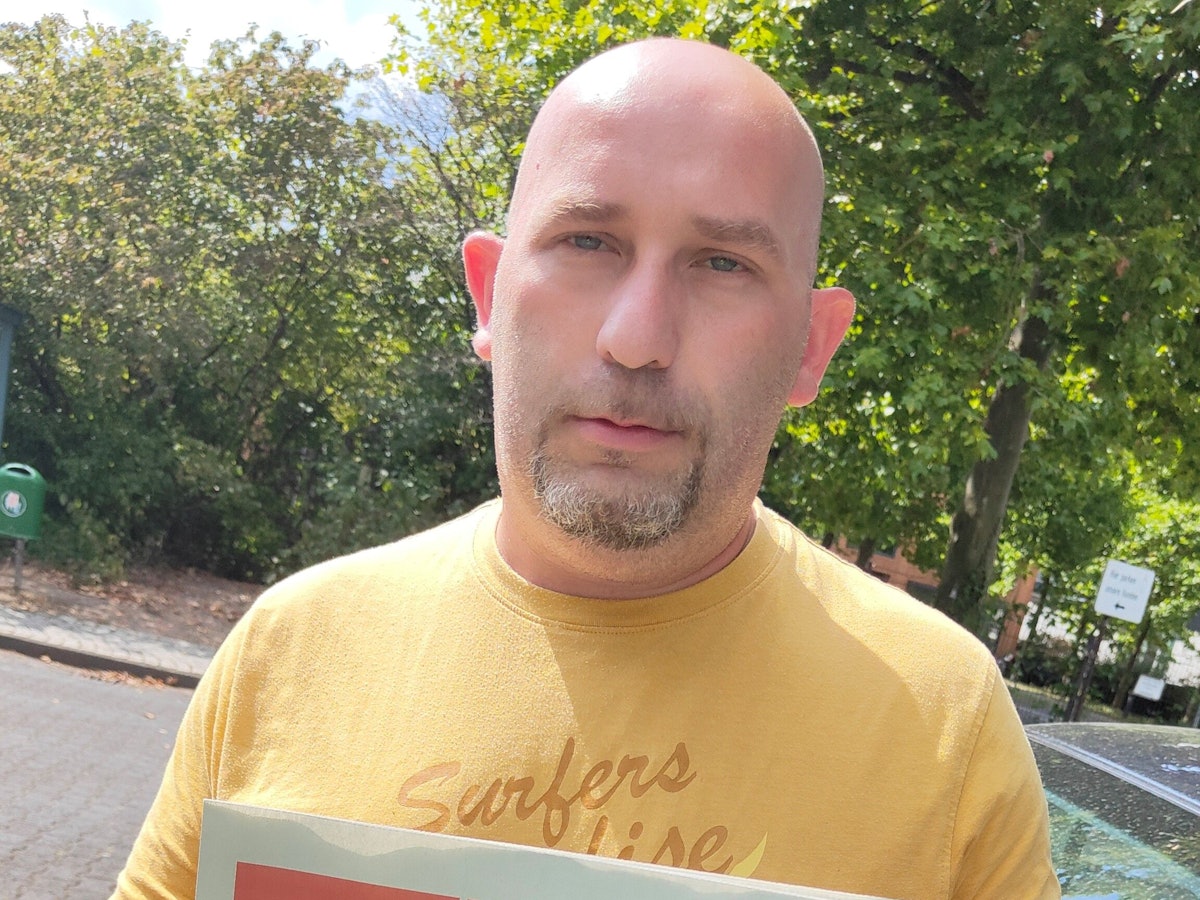 Selim Sabanovic mit einer EXPRESS-Ausgabe in der Hand: Bei ihm ist mit zwei Kindern ab sofort das Duschen im Eiltempo angesagt.