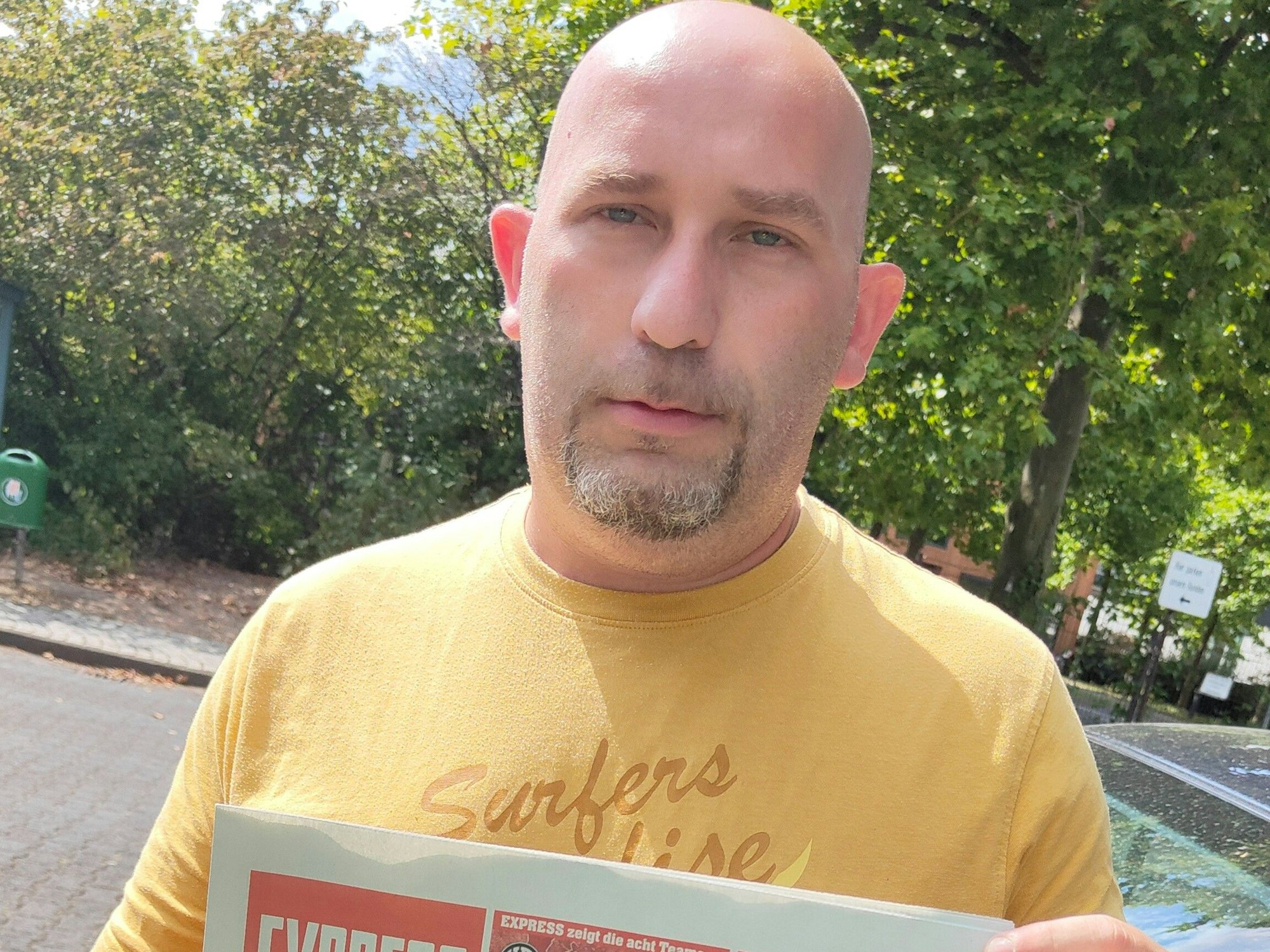 Selim Sabanovic mit einer EXPRESS-Ausgabe in der Hand: Bei ihm ist mit zwei Kindern ab sofort das Duschen im Eiltempo angesagt.