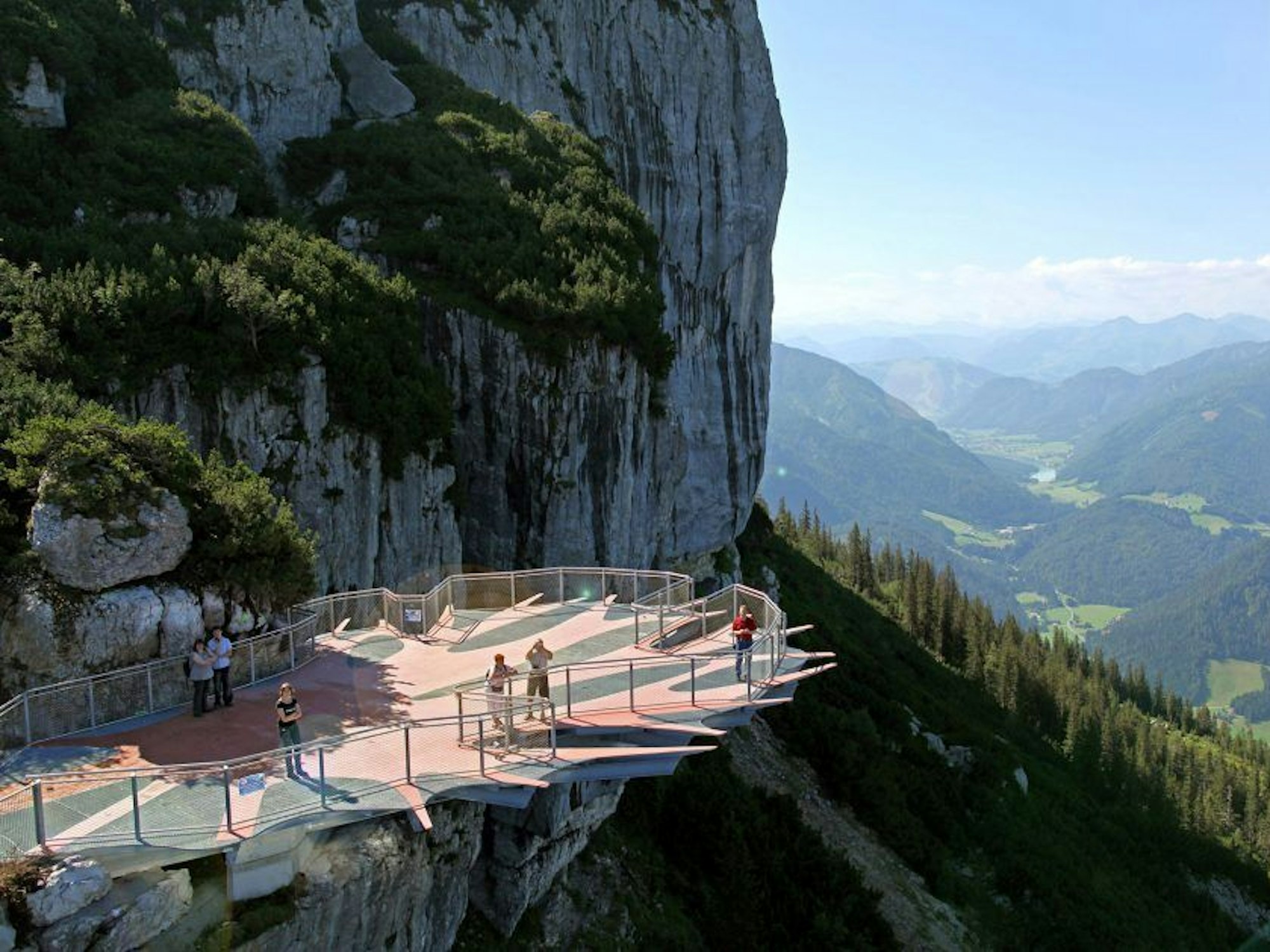 Spektakulärer Ausblick im Pillerseetal in Österreich auf der Aussichtsplattform an der Steinplatte in Waidring