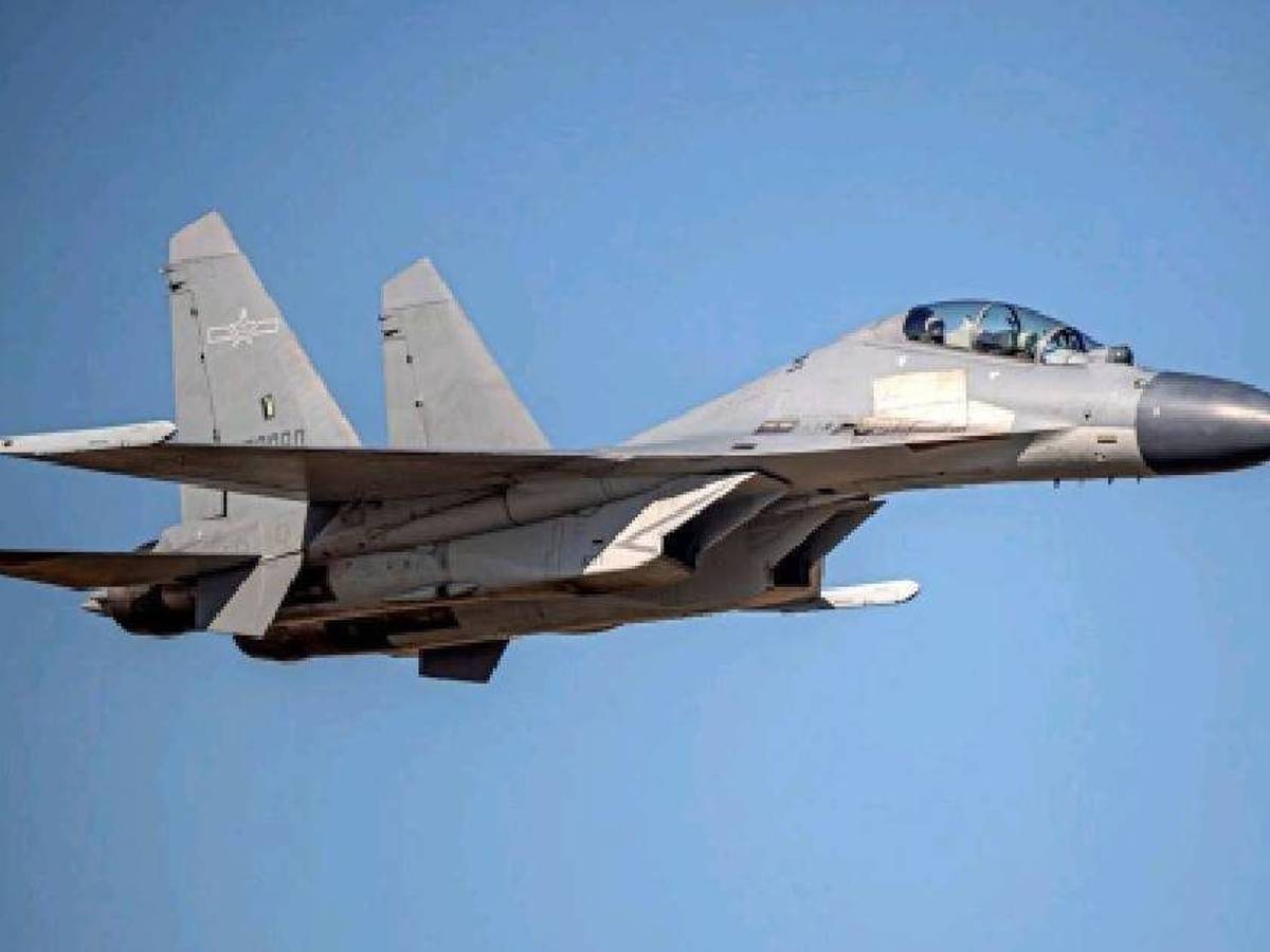 Undatiertes Foto eines chinesischen Kampfjets J-16: 27 Kampfflugzeuge dringen am Mittwoch (3. August) in Taiwans Luftraum ein.
