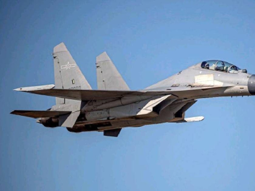 Undatiertes Foto eines chinesischen Kampfjets J-16: 27 Kampfflugzeuge dringen am Mittwoch (3. August) in Taiwans Luftraum ein.
